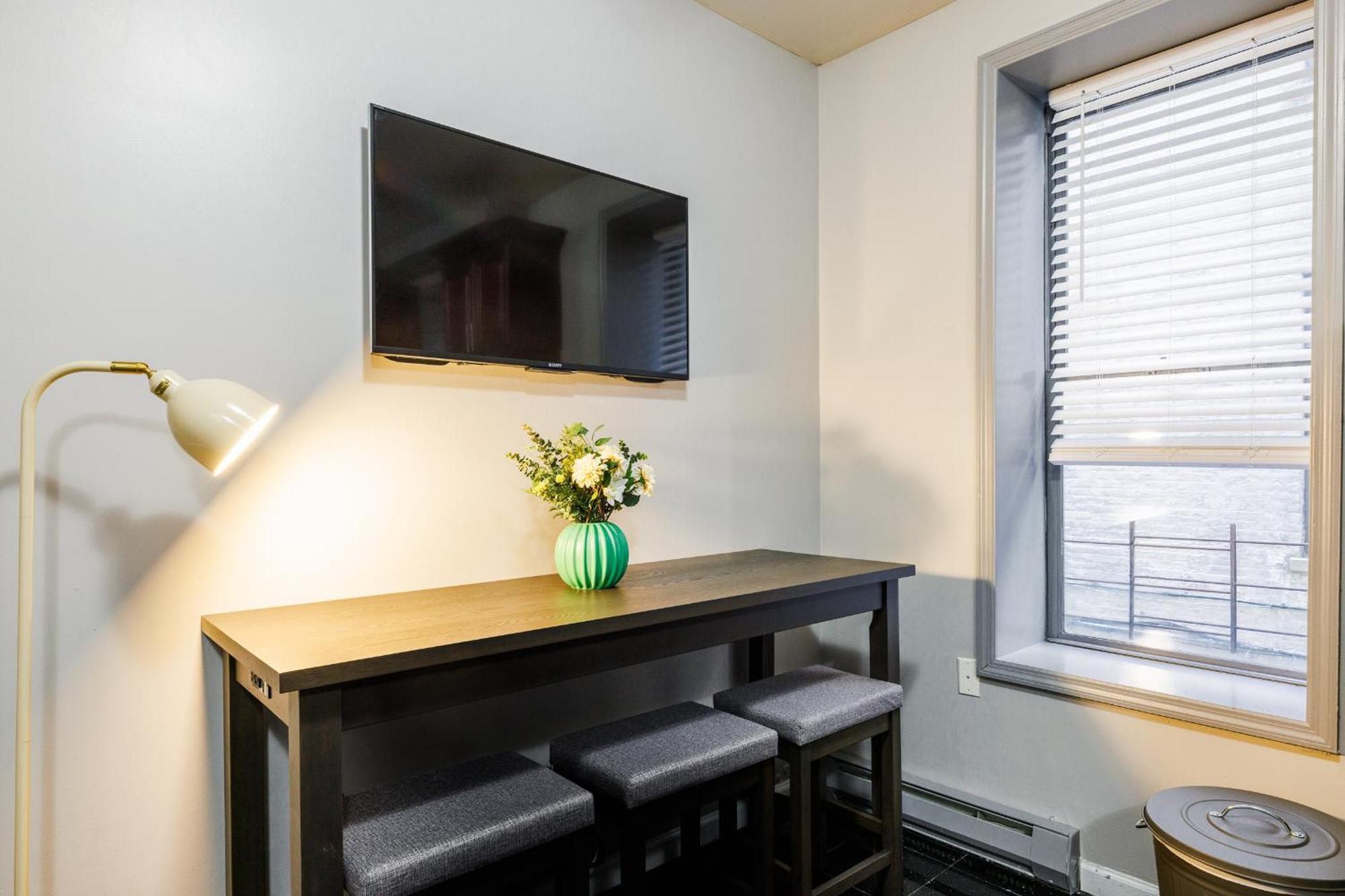 Inspire The Vibrant Energy Of The Uws Appartement